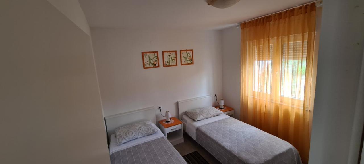 Apartmani Cesar Rtina Exterior photo